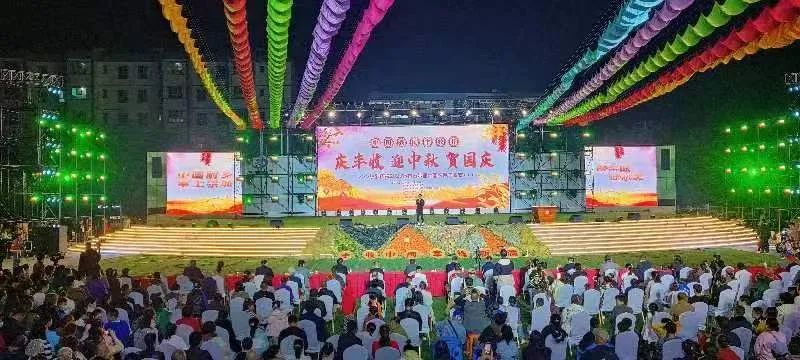 新疆察布查爾縣市政廣場